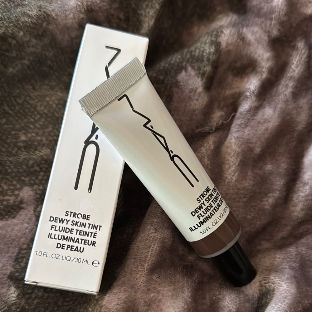 MAC Cosmetics Strobe Dewy Skin Tint - Brown